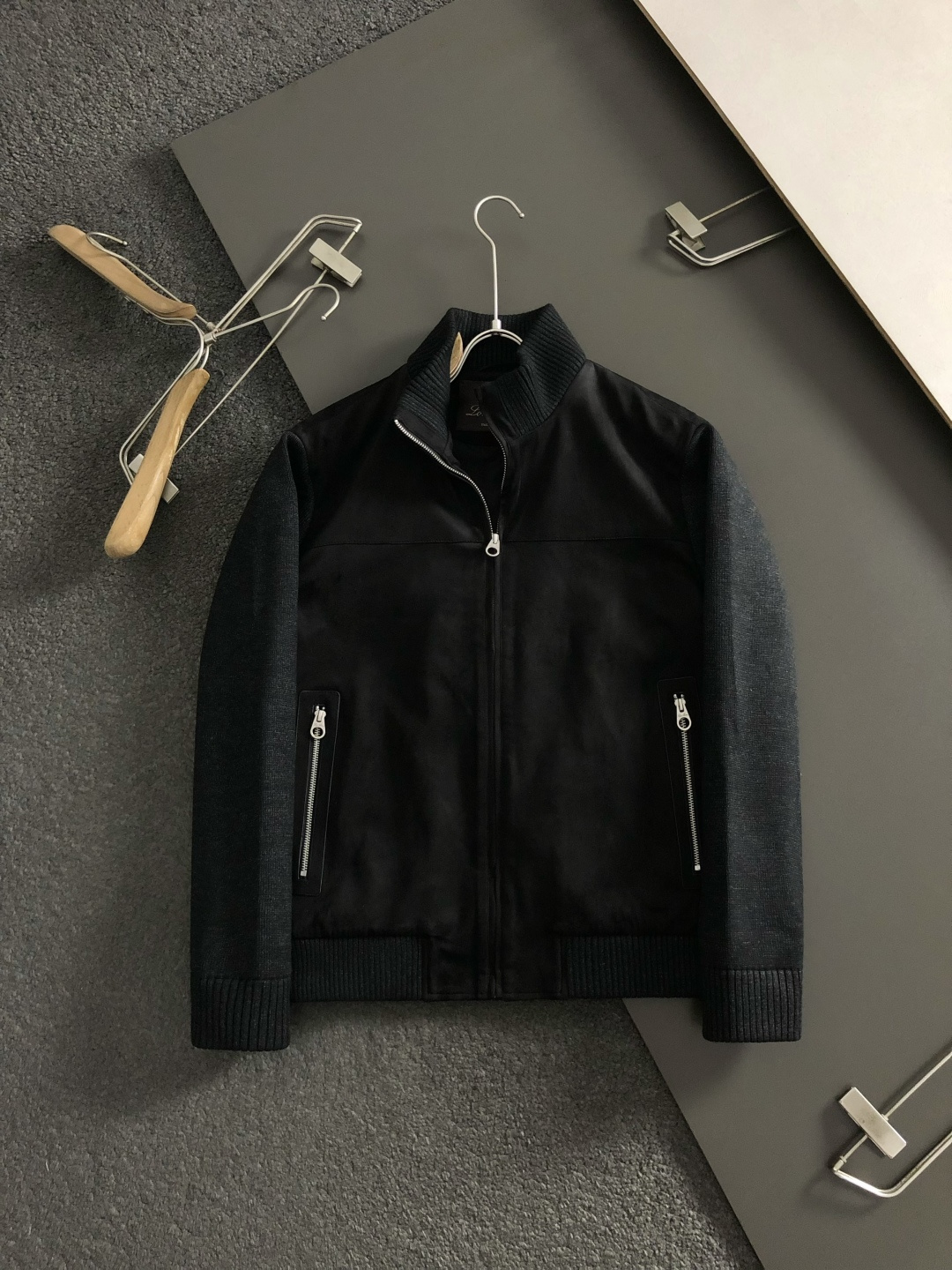 Loro Piana*尺码M-xxxl 属性 2026秋冬夹克 成分 绒面夹克 工艺 以双面料拼接绒面经典拉链融合构造经