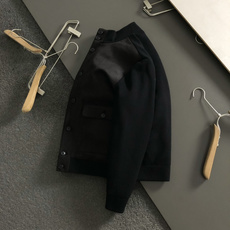 Kit*尺码M-xxxl 属性 2026秋冬羽绒 成分 麂皮绒夹克 工艺 以双面料拼接麂皮绒绒面经典纽扣融合构造经典羽绒 Kit*尺码M-xxxl 属性 2026秋冬羽绒 成分 麂皮绒夹克 工艺 以双面料拼接麂皮绒绒面经典纽扣融合构造经典羽绒