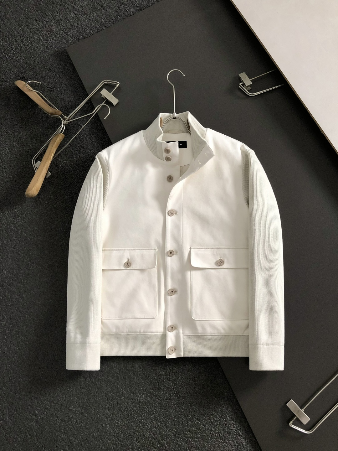 Kit*尺码M-xxxl 属性 2026秋冬羽绒 成分 麂皮绒夹克 工艺 以双面料拼接绒面经典纽扣融合构造经典轻便羽绒服 Kit*尺码M-xxxl 属性 2026秋冬羽绒 成分 麂皮绒夹克 工艺 以双面料拼接绒面经典纽扣融合构造经典轻便羽绒服