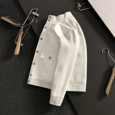 Kit*尺码M-xxxl 属性 2026秋冬羽绒 成分 麂皮绒夹克 工艺 以双面料拼接绒面经典纽扣融合构造经典轻便羽绒服 Kit*尺码M-xxxl 属性 2026秋冬羽绒 成分 麂皮绒夹克 工艺 以双面料拼接绒面经典纽扣融合构造经典轻便羽绒服