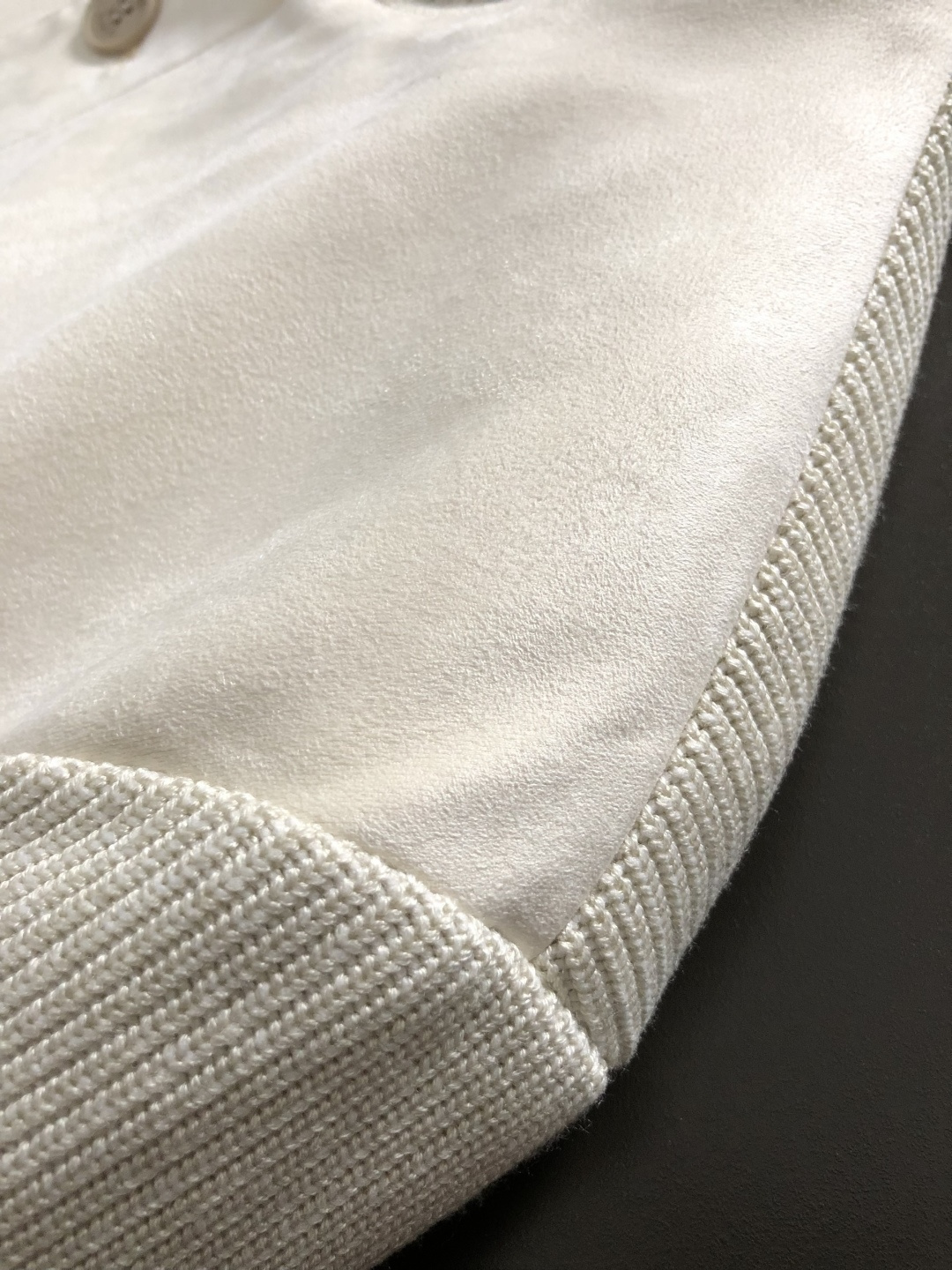 Kit*尺码M-xxxl 属性 2026秋冬羽绒 成分 麂皮绒夹克 工艺 以双面料拼接绒面经典纽扣融合构造经典轻便羽绒服 Kit*尺码M-xxxl 属性 2026秋冬羽绒 成分 麂皮绒夹克 工艺 以双面料拼接绒面经典纽扣融合构造经典轻便羽绒服
