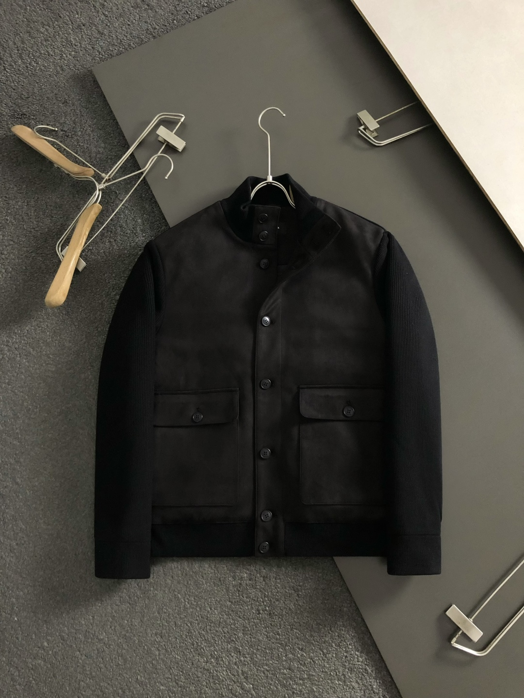 Kit*尺码M-xxxl 属性 2026秋冬羽绒 成分 麂皮绒夹克 工艺 以双面料拼接麂皮绒绒面经典纽扣融合构造经典羽绒 Kit*尺码M-xxxl 属性 2026秋冬羽绒 成分 麂皮绒夹克 工艺 以双面料拼接麂皮绒绒面经典纽扣融合构造经典羽绒