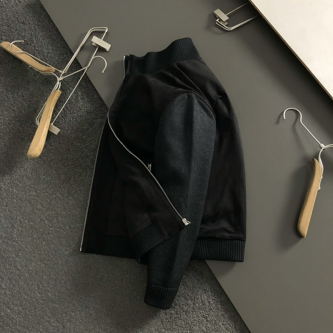 Loro Piana*尺码M-xxxl 属性 2026秋冬夹克 成分 绒面夹克 工艺 以双面料拼接绒面经典拉链融合构造经