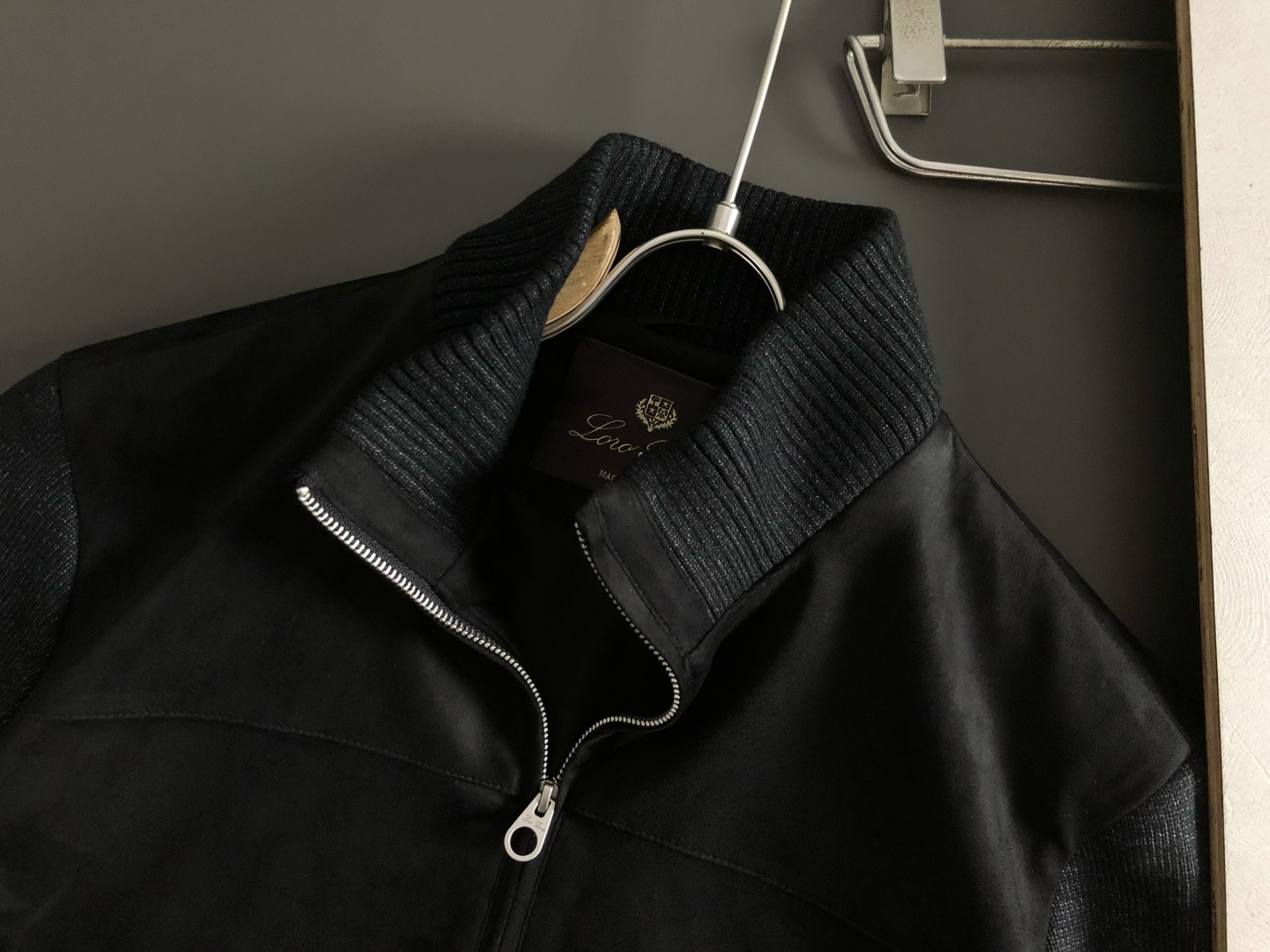 Loro Piana*尺码M-xxxl 属性 2026秋冬夹克 成分 绒面夹克 工艺 以双面料拼接绒面经典拉链融合构造经