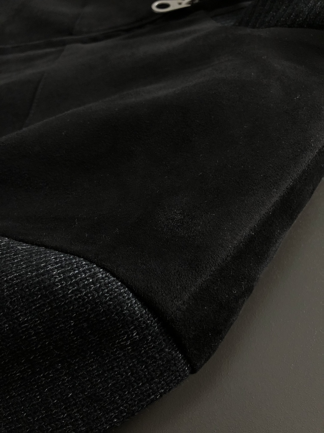 Loro Piana*尺码M-xxxl 属性 2026秋冬夹克 成分 绒面夹克 工艺 以双面料拼接绒面经典拉链融合构造经