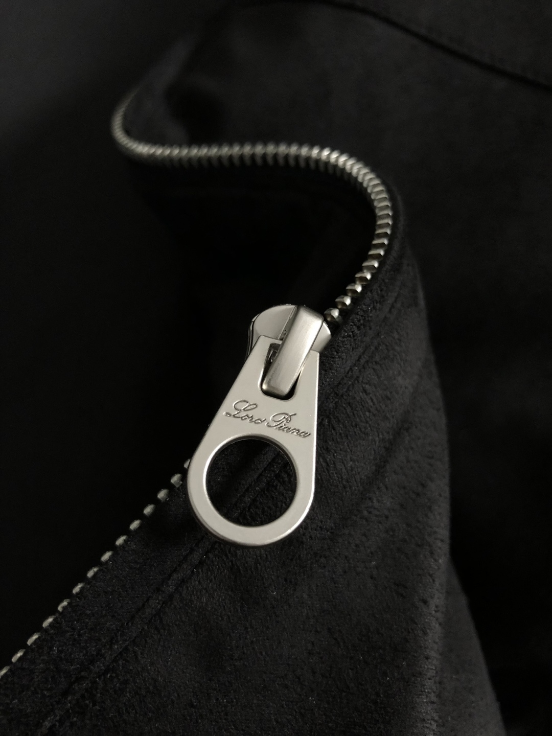 Loro Piana*尺码M-xxxl 属性 2026秋冬夹克 成分 绒面夹克 工艺 以双面料拼接绒面经典拉链融合构造经