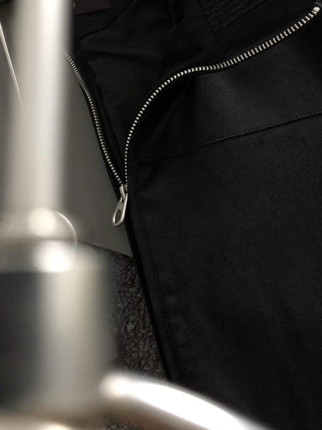 Loro Piana*尺码M-xxxl 属性 2026秋冬夹克 成分 绒面夹克 工艺 以双面料拼接绒面经典拉链融合构造经
