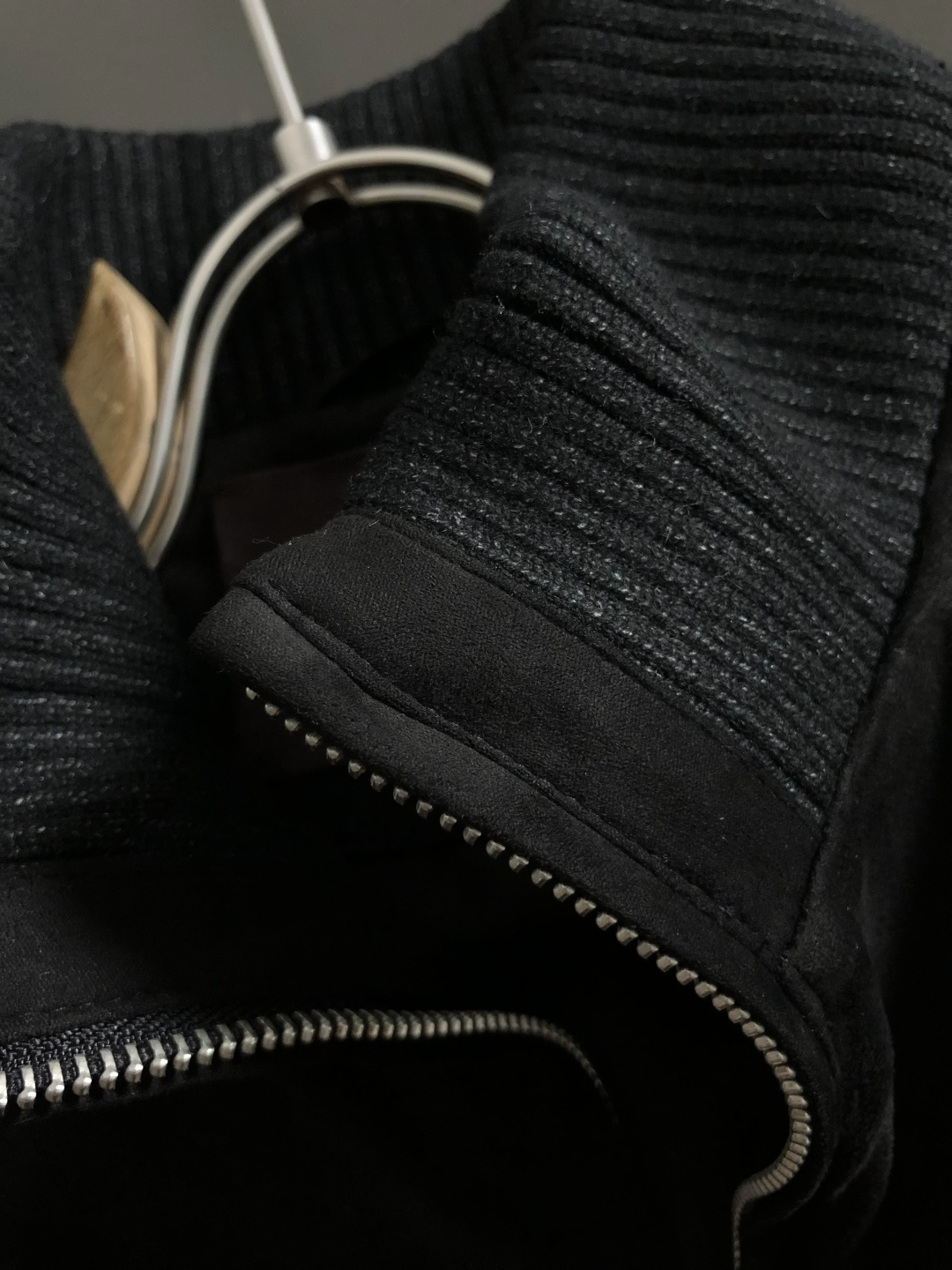 Loro Piana*尺码M-xxxl 属性 2026秋冬夹克 成分 绒面夹克 工艺 以双面料拼接绒面经典拉链融合构造经