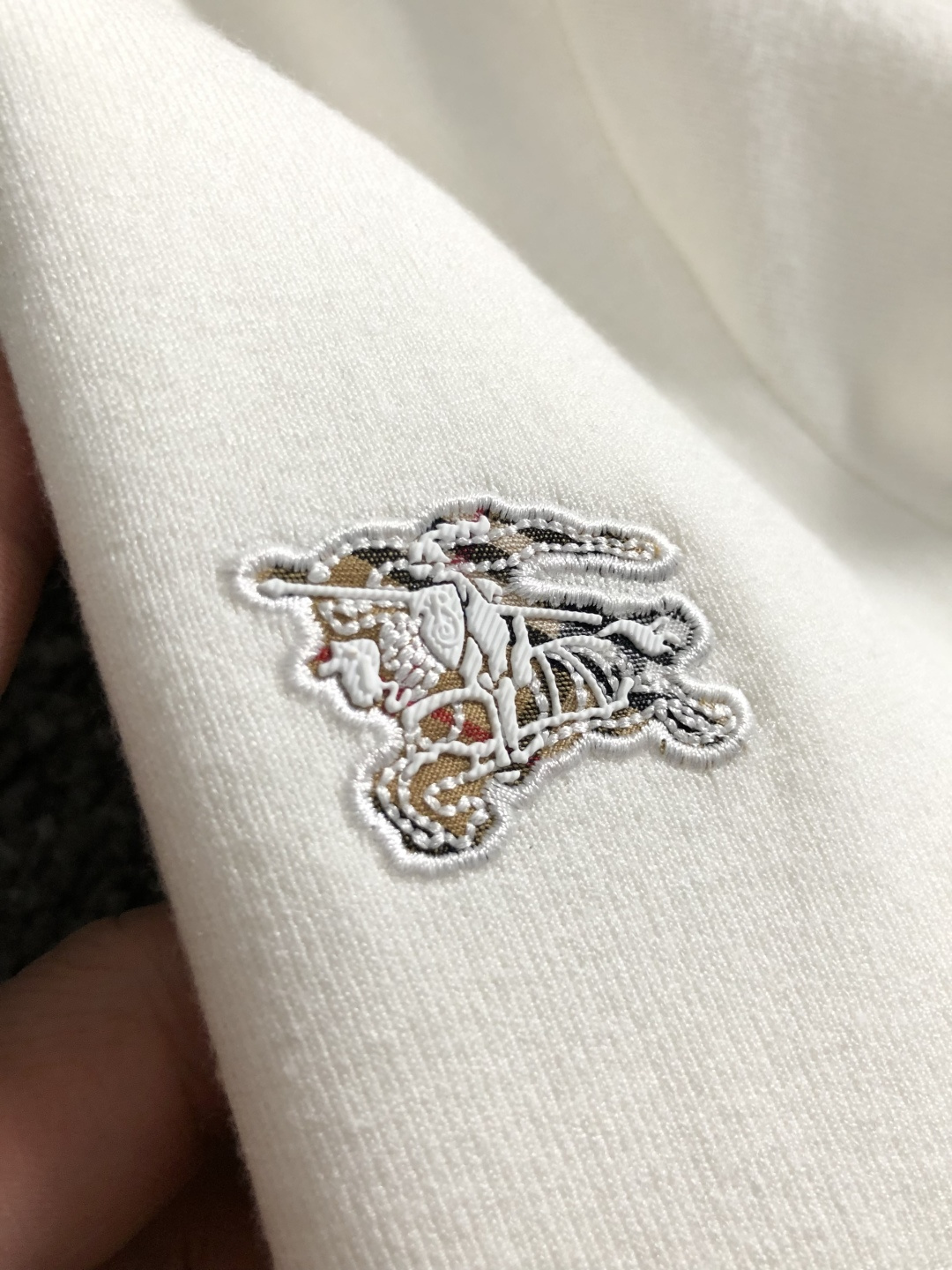 BBR*尺码M-xxxl 属性 2026秋冬针织衫 成分 针织品 工艺 以格纹领口翻领内嵌点缀胸口骑士logo设计纯色百 BBR*尺码M-xxxl 属性 2026秋冬针织衫 成分 针织品 工艺 以格纹领口翻领内嵌点缀胸口骑士logo设计纯色百