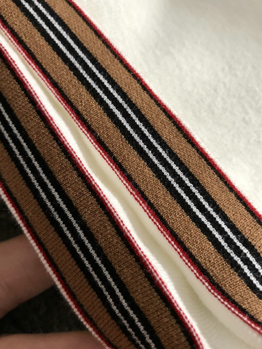 BBR*尺码M-xxxl 属性 2026秋冬针织衫 成分 针织品 工艺 以格纹领口翻领内嵌点缀胸口骑士logo设计纯色百 BBR*尺码M-xxxl 属性 2026秋冬针织衫 成分 针织品 工艺 以格纹领口翻领内嵌点缀胸口骑士logo设计纯色百