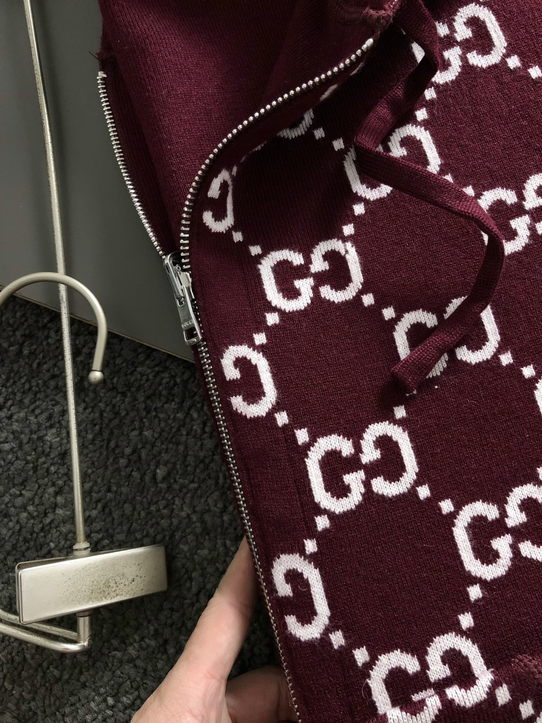 Gucc*尺码S-xl 属性 2026秋冬双面夹克 成分 针织品 工艺 以红白撞色撞色双G字母提花撞色双面连帽外套,镀金 Gucc*尺码S-xl 属性 2026秋冬双面夹克 成分 针织品 工艺 以红白撞色撞色双G字母提花撞色双面连帽外套,镀金