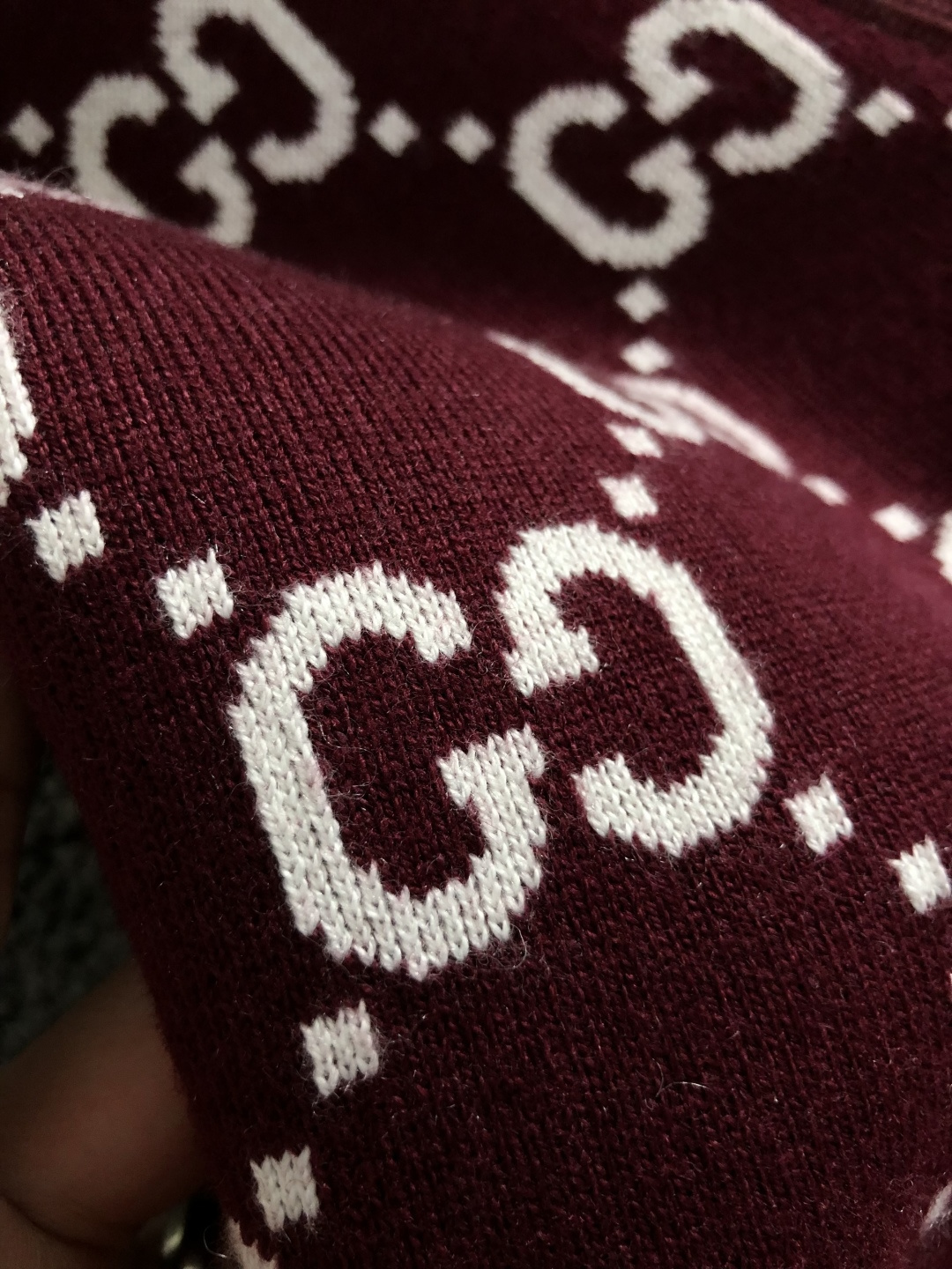Gucc*尺码S-xl 属性 2026秋冬双面夹克 成分 针织品 工艺 以红白撞色撞色双G字母提花撞色双面连帽外套,镀金 Gucc*尺码S-xl 属性 2026秋冬双面夹克 成分 针织品 工艺 以红白撞色撞色双G字母提花撞色双面连帽外套,镀金