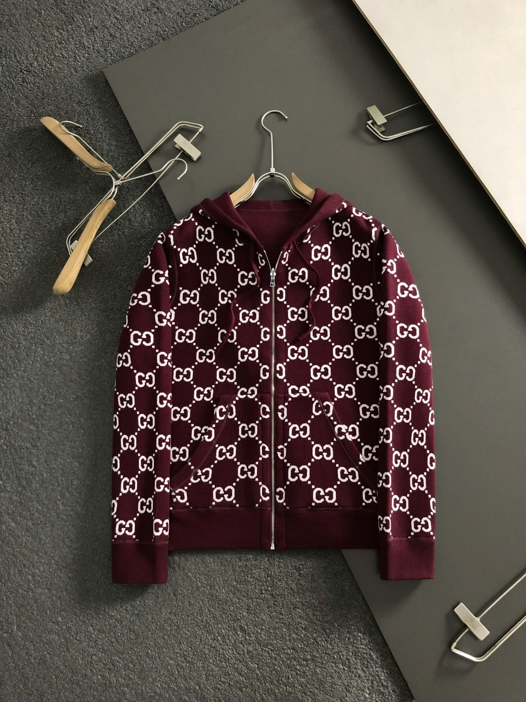 Gucc*尺码S-xl 属性 2026秋冬双面夹克 成分 针织品 工艺 以红白撞色撞色双G字母提花撞色双面连帽外套,镀金 Gucc*尺码S-xl 属性 2026秋冬双面夹克 成分 针织品 工艺 以红白撞色撞色双G字母提花撞色双面连帽外套,镀金