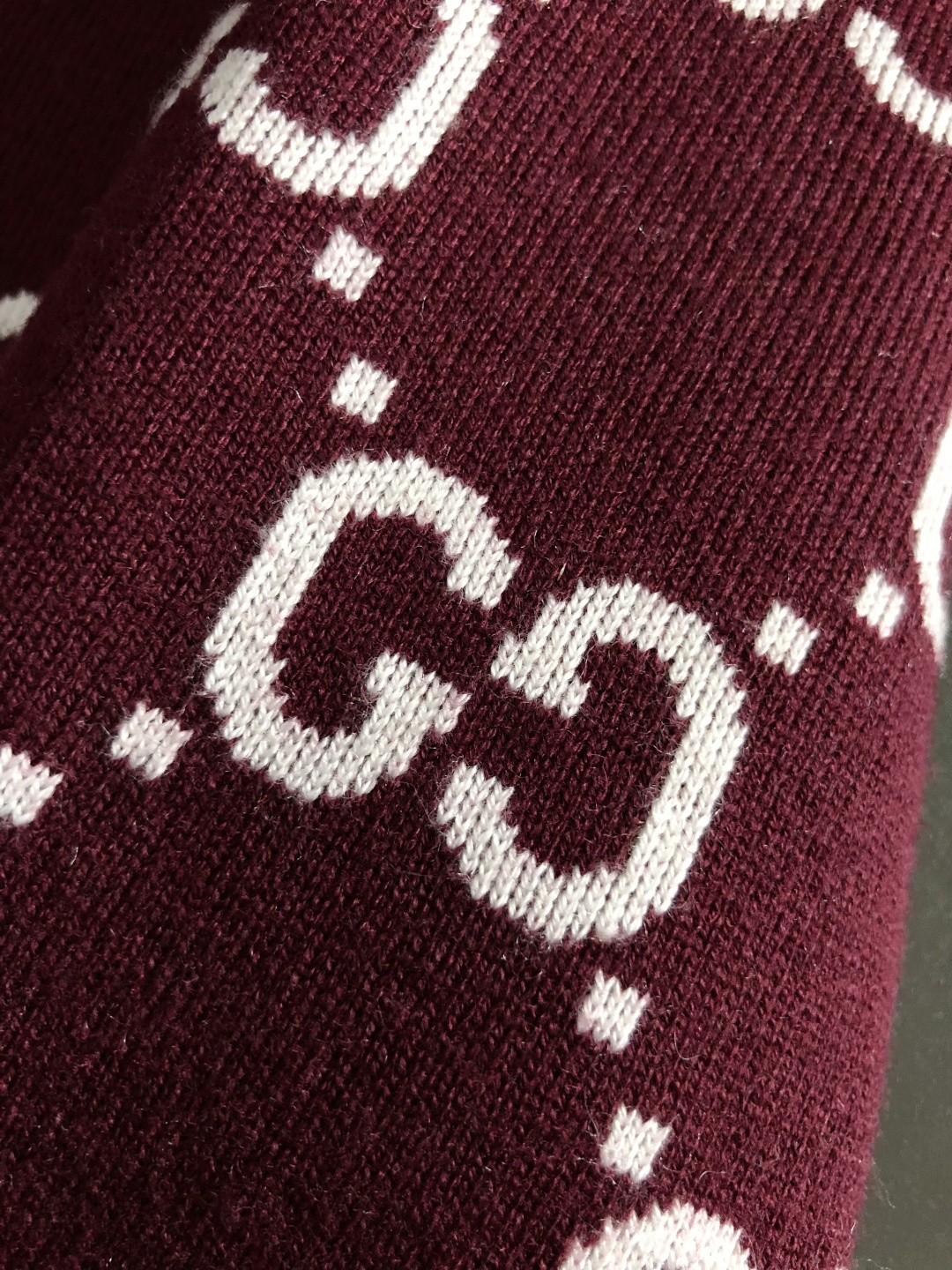 Gucc*尺码S-xl 属性 2026秋冬双面夹克 成分 针织品 工艺 以红白撞色撞色双G字母提花撞色双面连帽外套,镀金 Gucc*尺码S-xl 属性 2026秋冬双面夹克 成分 针织品 工艺 以红白撞色撞色双G字母提花撞色双面连帽外套,镀金