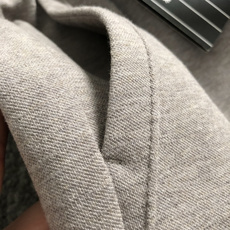 ZEG*尺码S-xxl 属性 2026秋冬休闲裤 老钱风轻奢休闲卫裤,浅麻灰高级柔和色调。腰头松紧搭配复古棕调抽绳,弱化 ZEG*尺码S-xxl 属性 2026秋冬休闲裤 老钱风轻奢休闲卫裤,浅麻灰高级柔和色调。腰头松紧搭配复古棕调抽绳,弱化