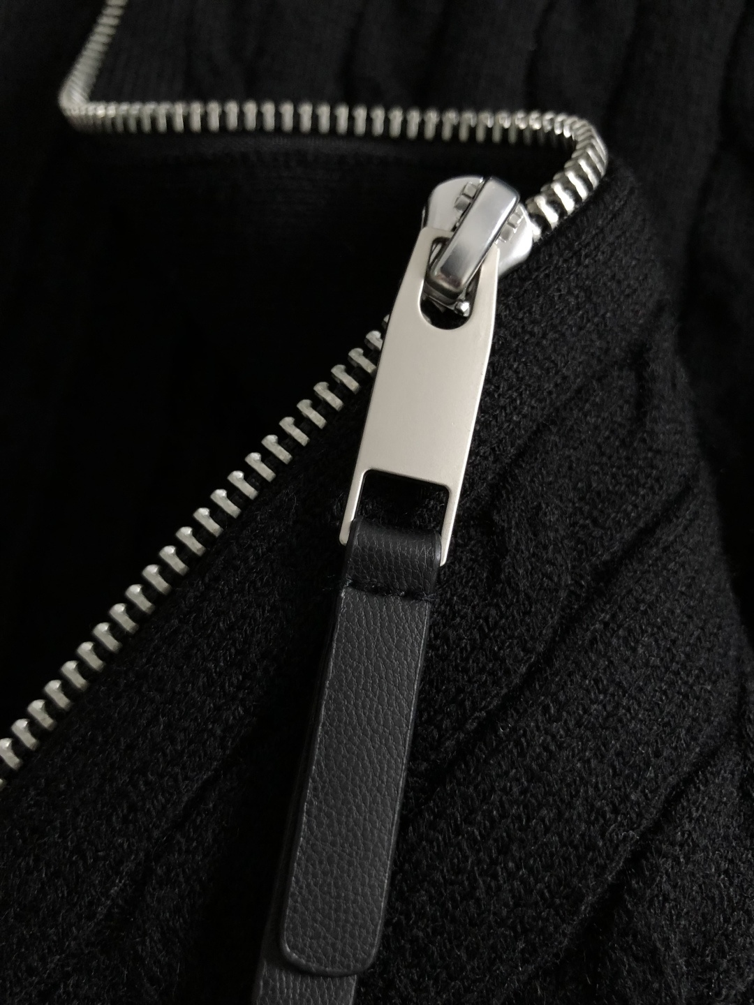 Loro Piana*尺码M-xxxl 属性 2026秋冬外套 成分 羊毛外套 复古老钱风男士针织外套,整件立体麻花绞花 Loro Piana*尺码M-xxxl 属性 2026秋冬外套 成分 羊毛外套 复古老钱风男士针织外套,整件立体麻花绞花