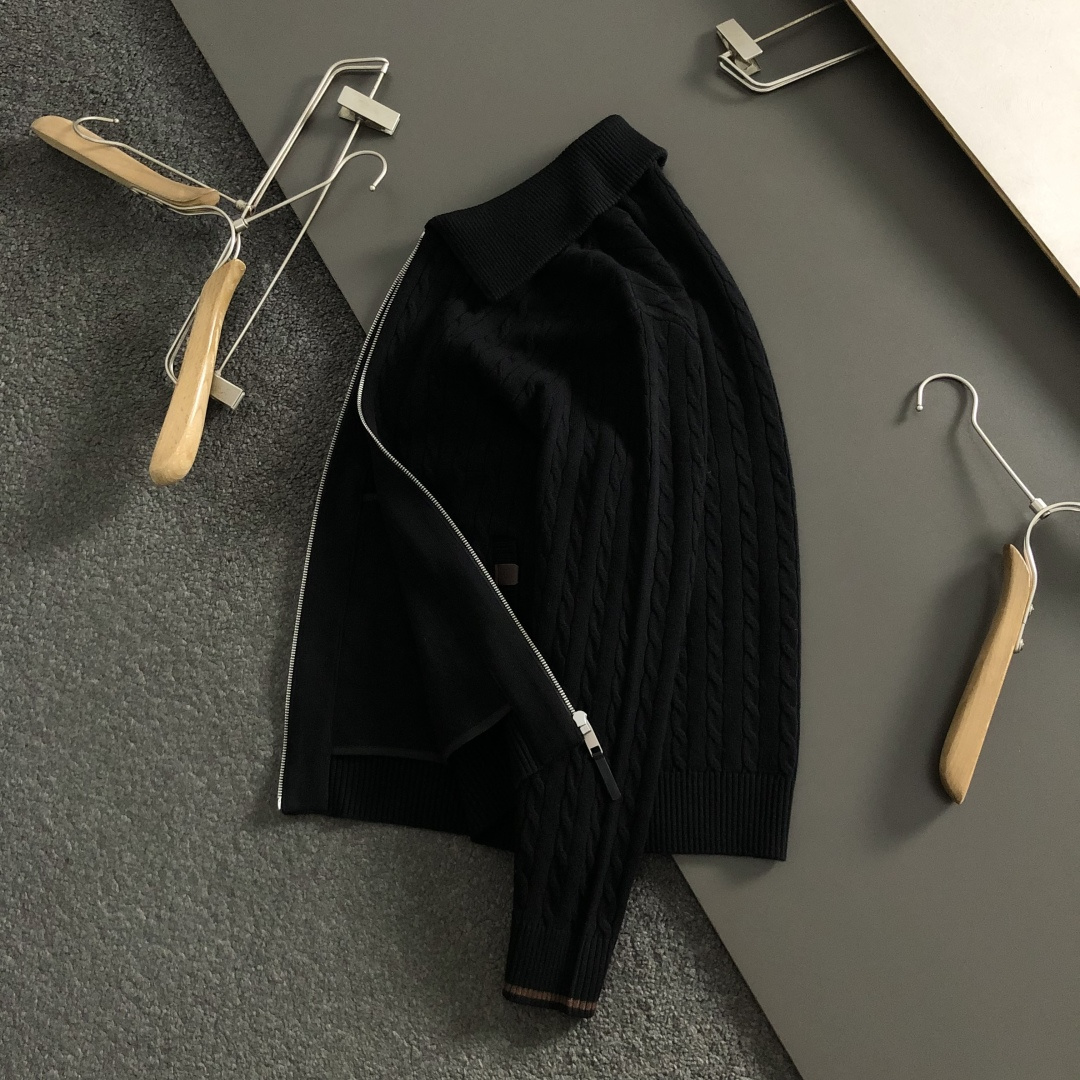 Loro Piana*尺码M-xxxl 属性 2026秋冬外套 成分 羊毛外套 复古老钱风男士针织外套,整件立体麻花绞花 Loro Piana*尺码M-xxxl 属性 2026秋冬外套 成分 羊毛外套 复古老钱风男士针织外套,整件立体麻花绞花
