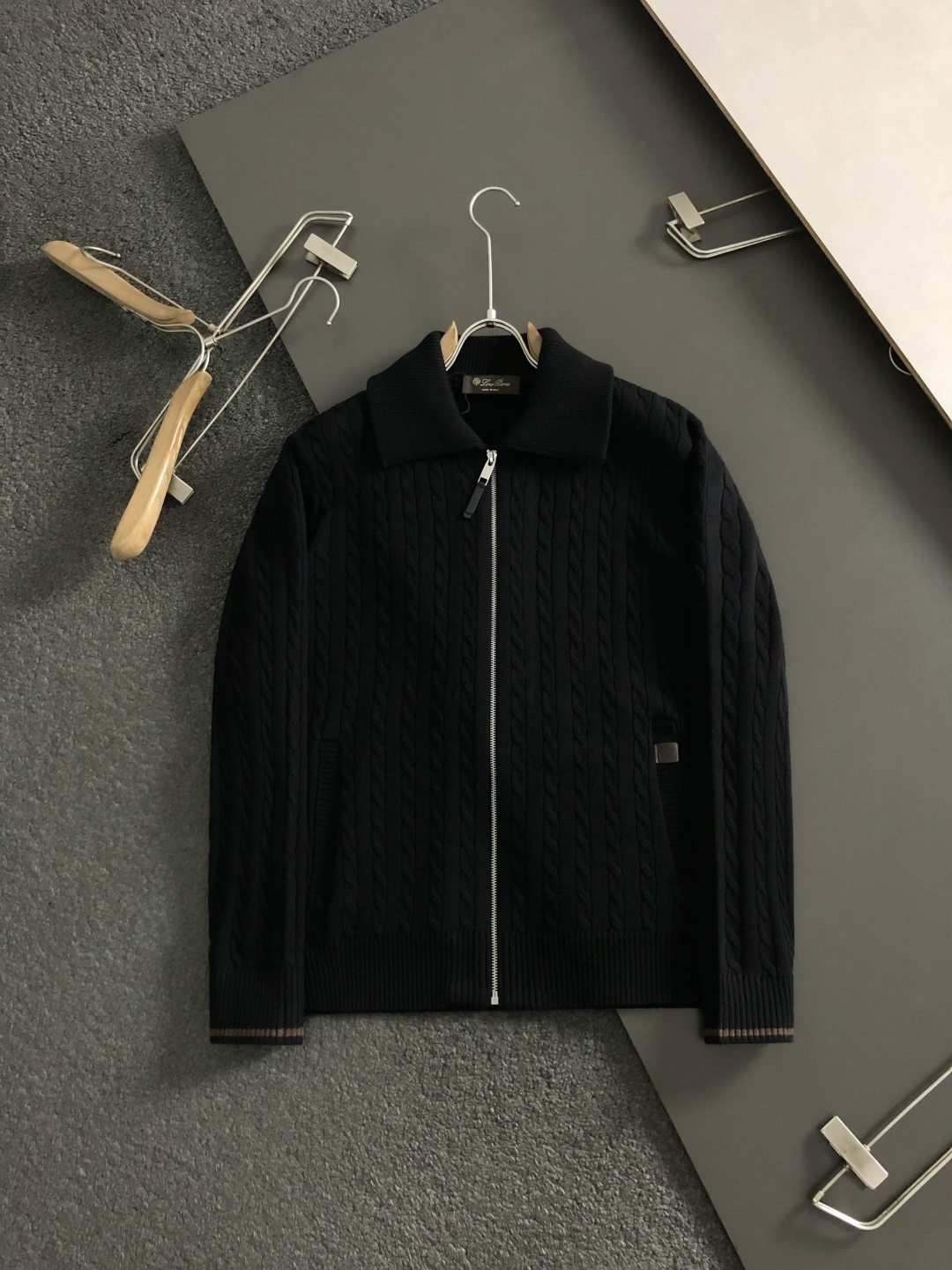 Loro Piana*尺码M-xxxl 属性 2026秋冬外套 成分 羊毛外套 复古老钱风男士针织外套,整件立体麻花绞花 Loro Piana*尺码M-xxxl 属性 2026秋冬外套 成分 羊毛外套 复古老钱风男士针织外套,整件立体麻花绞花