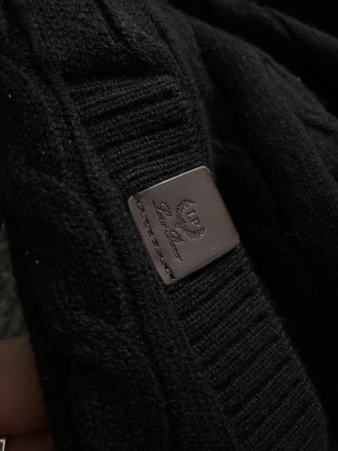 Loro Piana*尺码M-xxxl 属性 2026秋冬外套 成分 羊毛外套 复古老钱风男士针织外套,整件立体麻花绞花 Loro Piana*尺码M-xxxl 属性 2026秋冬外套 成分 羊毛外套 复古老钱风男士针织外套,整件立体麻花绞花