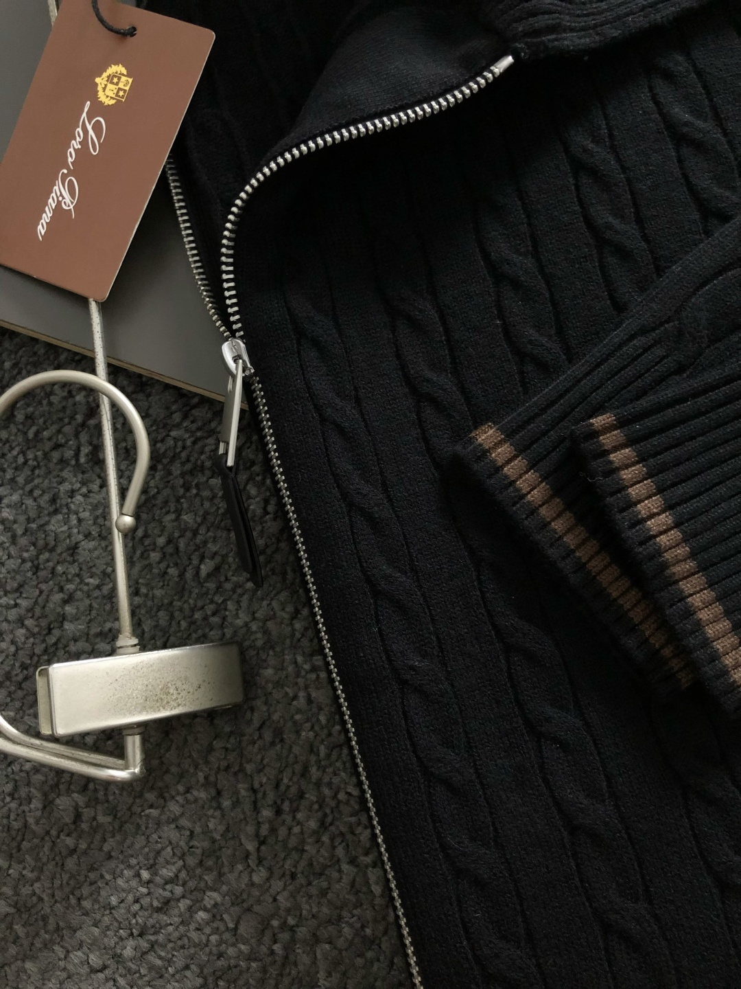 Loro Piana*尺码M-xxxl 属性 2026秋冬外套 成分 羊毛外套 复古老钱风男士针织外套,整件立体麻花绞花 Loro Piana*尺码M-xxxl 属性 2026秋冬外套 成分 羊毛外套 复古老钱风男士针织外套,整件立体麻花绞花