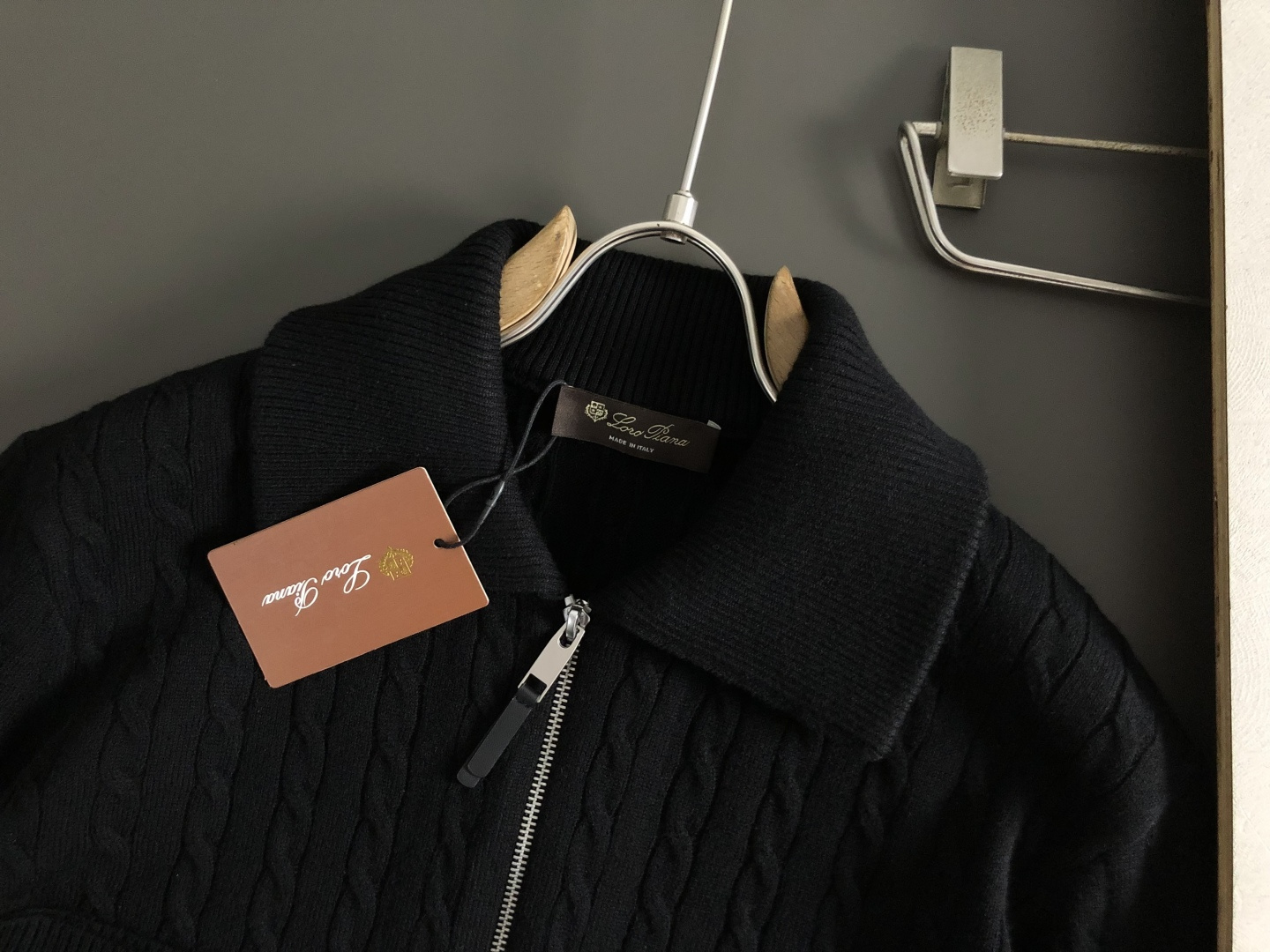 Loro Piana*尺码M-xxxl 属性 2026秋冬外套 成分 羊毛外套 复古老钱风男士针织外套,整件立体麻花绞花 Loro Piana*尺码M-xxxl 属性 2026秋冬外套 成分 羊毛外套 复古老钱风男士针织外套,整件立体麻花绞花