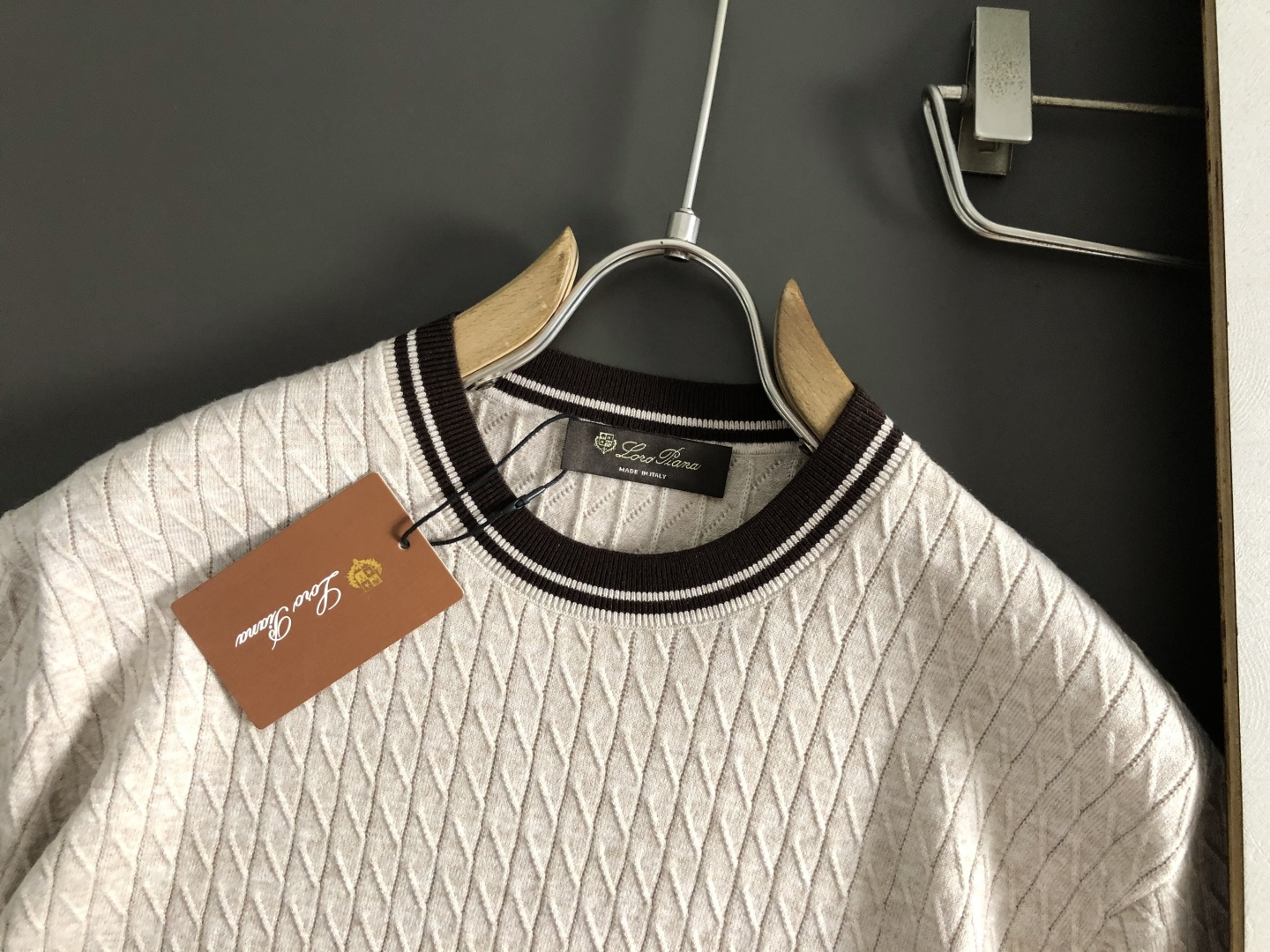 Loro Piana*尺码M-xxxl 属性 2026秋冬针织衫 成分 绵羊毛混纺 老钱风轻奢男士短袖针织T恤,柔和米杏 Loro Piana*尺码M-xxxl 属性 2026秋冬针织衫 成分 绵羊毛混纺 老钱风轻奢男士短袖针织T恤,柔和米杏