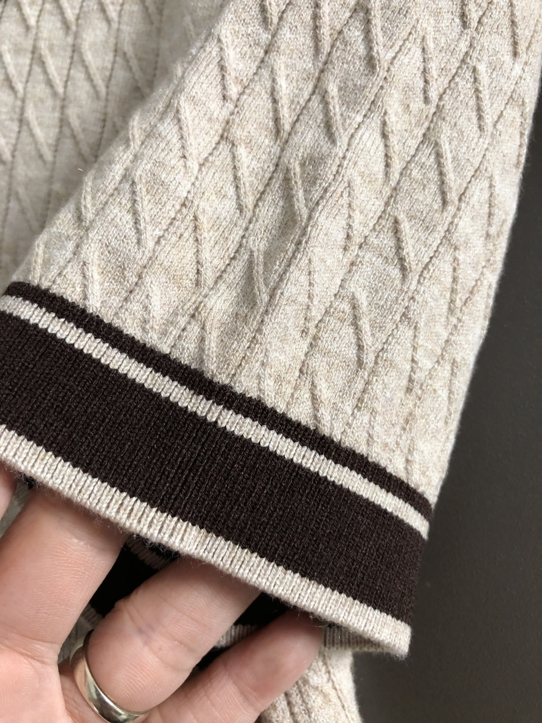 Loro Piana*尺码M-xxxl 属性 2026秋冬针织衫 成分 绵羊毛混纺 老钱风轻奢男士短袖针织T恤,柔和米杏 Loro Piana*尺码M-xxxl 属性 2026秋冬针织衫 成分 绵羊毛混纺 老钱风轻奢男士短袖针织T恤,柔和米杏
