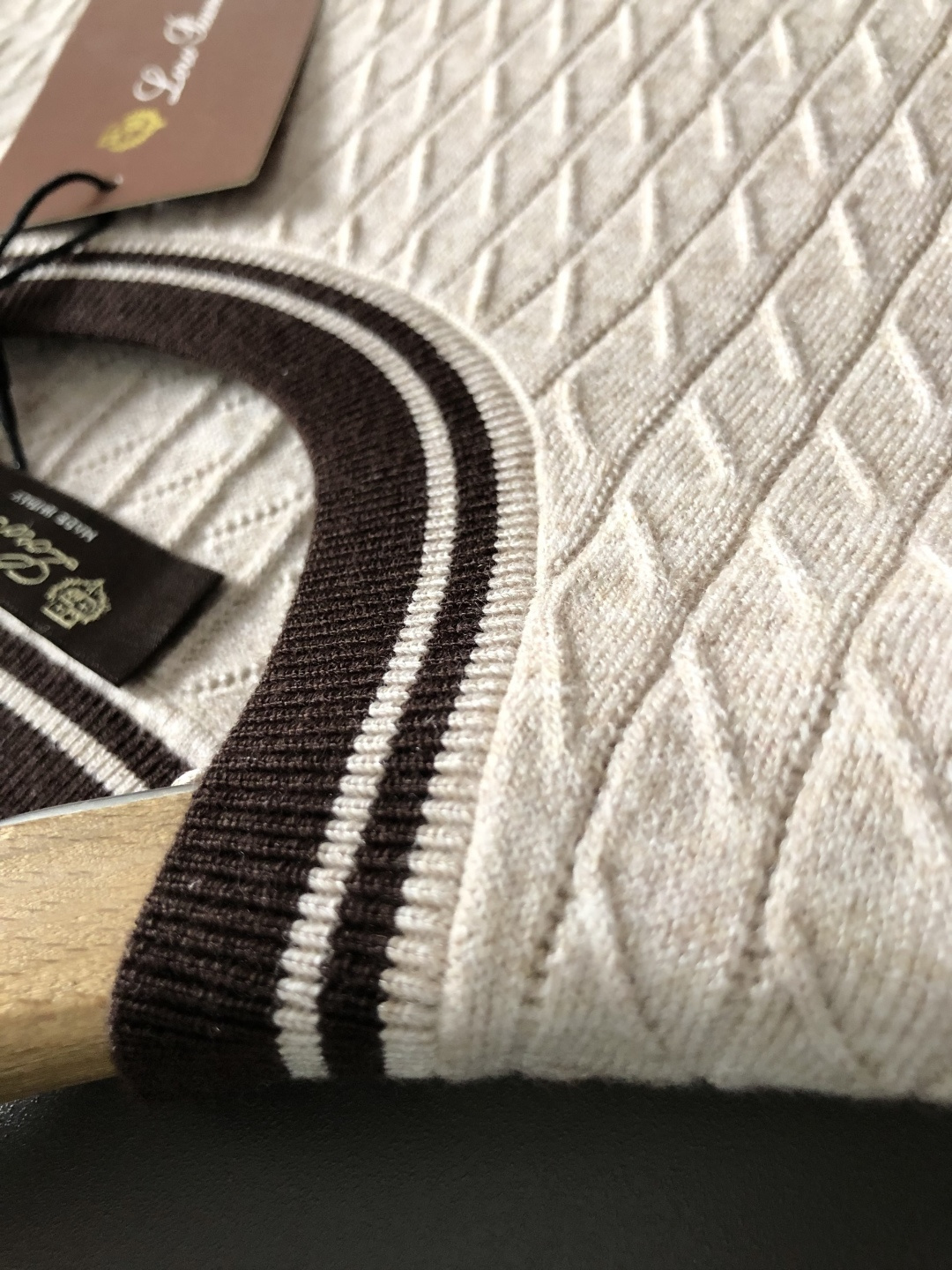 Loro Piana*尺码M-xxxl 属性 2026秋冬针织衫 成分 绵羊毛混纺 老钱风轻奢男士短袖针织T恤,柔和米杏 Loro Piana*尺码M-xxxl 属性 2026秋冬针织衫 成分 绵羊毛混纺 老钱风轻奢男士短袖针织T恤,柔和米杏