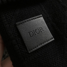 Diro*尺码M-xxxl 属性 2026秋冬外套 成分 针织品 高级感男士针织外套,纯黑底色搭配低调暗纹肌理,大翻领搭 Diro*尺码M-xxxl 属性 2026秋冬外套 成分 针织品 高级感男士针织外套,纯黑底色搭配低调暗纹肌理,大翻领搭