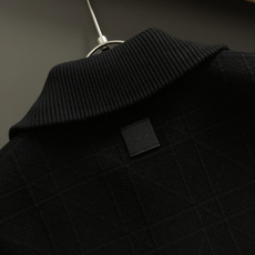 Diro*尺码M-xxxl 属性 2026秋冬外套 成分 针织品 高级感男士针织外套,纯黑底色搭配低调暗纹肌理,大翻领搭 Diro*尺码M-xxxl 属性 2026秋冬外套 成分 针织品 高级感男士针织外套,纯黑底色搭配低调暗纹肌理,大翻领搭