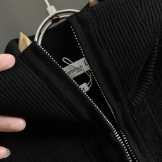 Diro*尺码M-xxxl 属性 2026秋冬外套 成分 针织品 高级感男士针织外套,纯黑底色搭配低调暗纹肌理,大翻领搭 Diro*尺码M-xxxl 属性 2026秋冬外套 成分 针织品 高级感男士针织外套,纯黑底色搭配低调暗纹肌理,大翻领搭