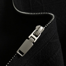 Diro*尺码M-xxxl 属性 2026秋冬外套 成分 针织品 高级感男士针织外套,纯黑底色搭配低调暗纹肌理,大翻领搭 Diro*尺码M-xxxl 属性 2026秋冬外套 成分 针织品 高级感男士针织外套,纯黑底色搭配低调暗纹肌理,大翻领搭
