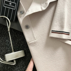 Zeg**尺码M-xxxxl 属性 2026秋冬针织衫 成分 针织品 老钱风轻奢男士短袖针织Polo,柔和米杏底色,细腻 Zeg**尺码M-xxxxl 属性 2026秋冬针织衫 成分 针织品 老钱风轻奢男士短袖针织Polo,柔和米杏底色,细腻