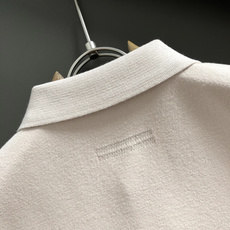 Zeg**尺码M-xxxxl 属性 2026秋冬针织衫 成分 针织品 老钱风轻奢男士短袖针织Polo,柔和米杏底色,细腻 Zeg**尺码M-xxxxl 属性 2026秋冬针织衫 成分 针织品 老钱风轻奢男士短袖针织Polo,柔和米杏底色,细腻