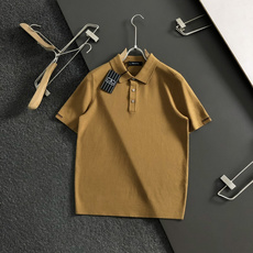 Zeg**尺码M-xxxxl 属性 2026秋冬针织衫 成分 针织品 老钱风轻奢男士短袖针织Polo,柔和米杏底色,细腻 Zeg**尺码M-xxxxl 属性 2026秋冬针织衫 成分 针织品 老钱风轻奢男士短袖针织Polo,柔和米杏底色,细腻