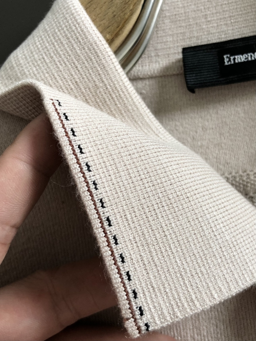 Zeg**尺码M-xxxxl 属性 2026秋冬针织衫 成分 针织品 老钱风轻奢男士短袖针织Polo,柔和米杏底色,细腻 Zeg**尺码M-xxxxl 属性 2026秋冬针织衫 成分 针织品 老钱风轻奢男士短袖针织Polo,柔和米杏底色,细腻
