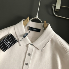 Zeg**尺码M-xxxxl 属性 2026秋冬针织衫 成分 针织品 老钱风轻奢男士短袖针织Polo,柔和米杏底色,细腻 Zeg**尺码M-xxxxl 属性 2026秋冬针织衫 成分 针织品 老钱风轻奢男士短袖针织Polo,柔和米杏底色,细腻