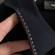 Zeg**尺码M-xxxxl 属性 2026秋冬针织衫 成分 针织品 老钱风轻奢男士短袖针织Polo,柔和米杏底色,细腻 Zeg**尺码M-xxxxl 属性 2026秋冬针织衫 成分 针织品 老钱风轻奢男士短袖针织Polo,柔和米杏底色,细腻