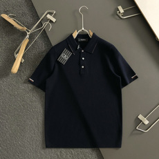Zeg**尺码M-xxxxl 属性 2026秋冬针织衫 成分 针织品 老钱风轻奢男士短袖针织Polo,柔和米杏底色,细腻 Zeg**尺码M-xxxxl 属性 2026秋冬针织衫 成分 针织品 老钱风轻奢男士短袖针织Polo,柔和米杏底色,细腻