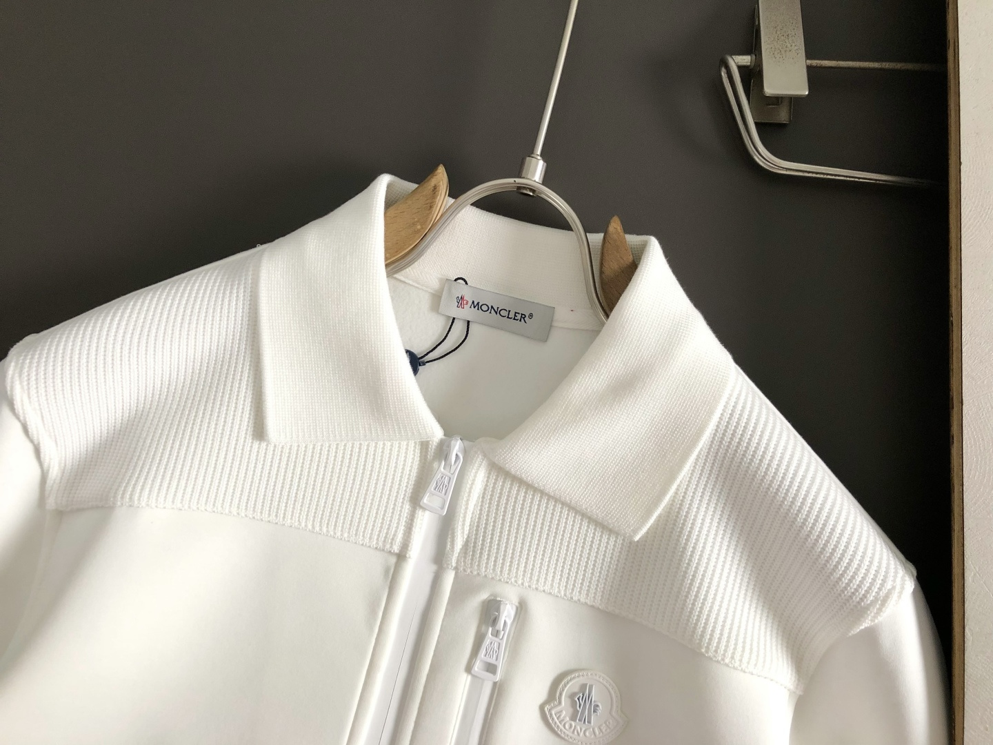 Mon*尺码M-xxxl 属性 2026秋冬卫衣长袖 轻奢男士翻领半拉链长袖套头衫,干净纯白色调,采用针织竖纹+平滑面料 Mon*尺码M-xxxl 属性 2026秋冬卫衣长袖 轻奢男士翻领半拉链长袖套头衫,干净纯白色调,采用针织竖纹+平滑面料