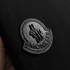 Mon*尺码M-xxxl 属性 2026秋冬卫衣长袖 轻奢男士翻领半拉链长袖套头衫,干净纯白色调,采用针织竖纹+平滑面料 Mon*尺码M-xxxl 属性 2026秋冬卫衣长袖 轻奢男士翻领半拉链长袖套头衫,干净纯白色调,采用针织竖纹+平滑面料
