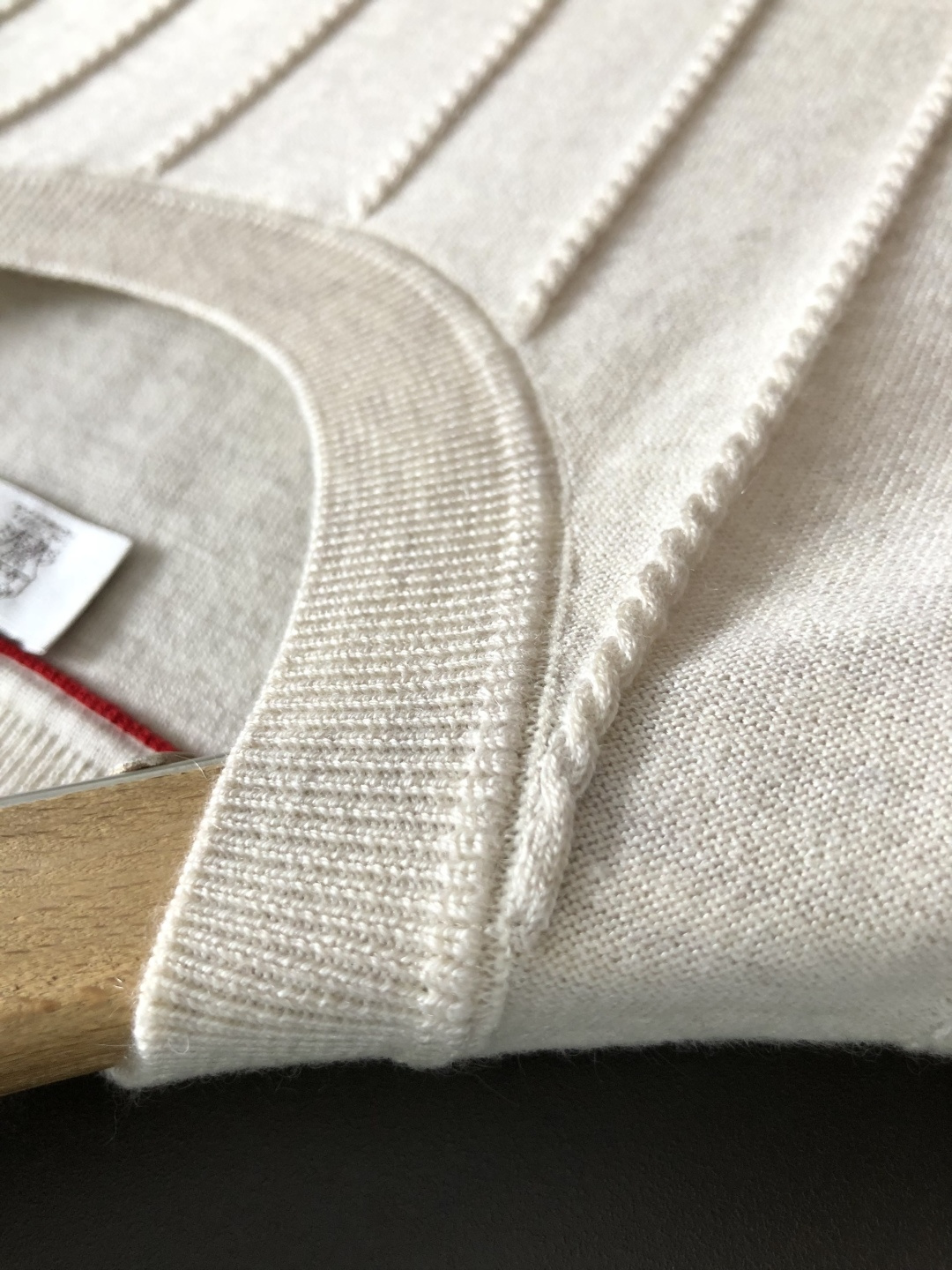 Loro Piana*尺码M-xxxl 属性 2026秋冬针织衫 男士轻奢圆领针织短袖，柔和米杏色调，整件衣身采用立体竖