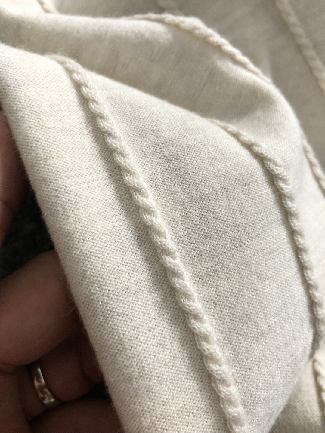 Loro Piana*尺码M-xxxl 属性 2026秋冬针织衫 男士轻奢圆领针织短袖，柔和米杏色调，整件衣身采用立体竖