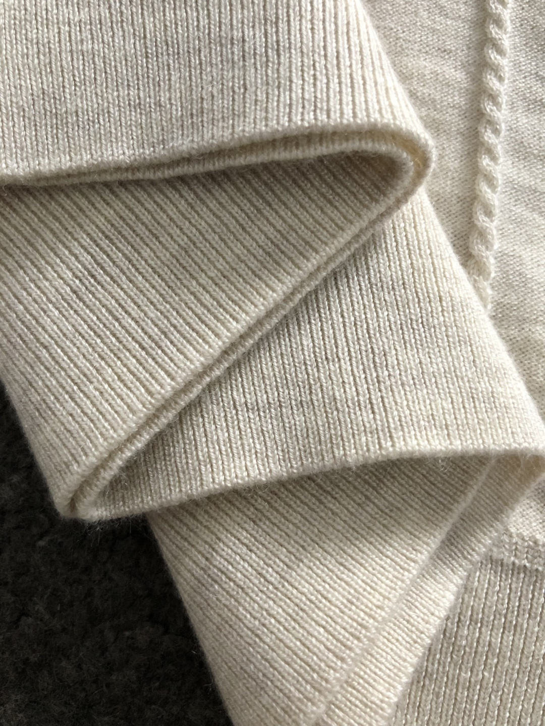 Loro Piana*尺码M-xxxl 属性 2026秋冬针织衫 男士轻奢圆领针织短袖，柔和米杏色调，整件衣身采用立体竖