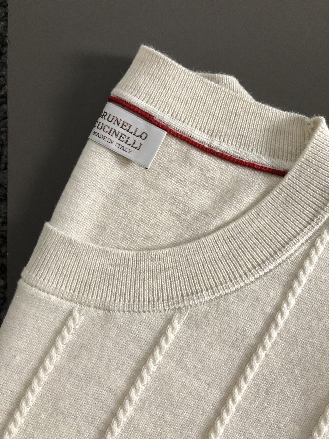 Loro Piana*尺码M-xxxl 属性 2026秋冬针织衫 男士轻奢圆领针织短袖，柔和米杏色调，整件衣身采用立体竖