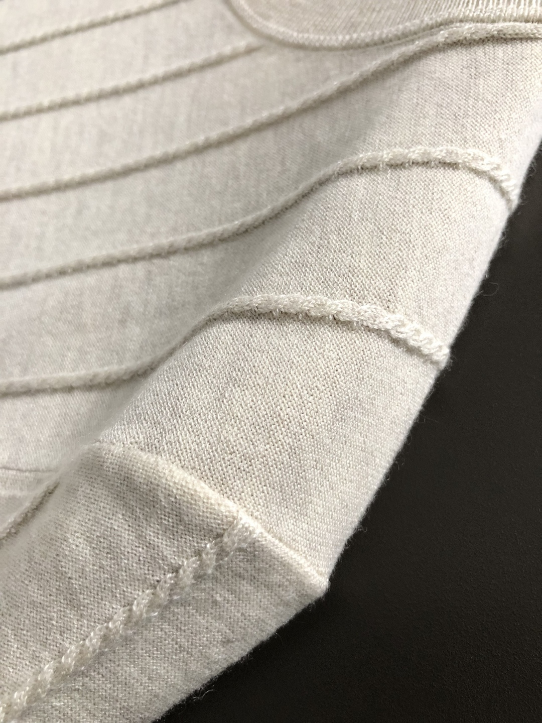Loro Piana*尺码M-xxxl 属性 2026秋冬针织衫 男士轻奢圆领针织短袖，柔和米杏色调，整件衣身采用立体竖