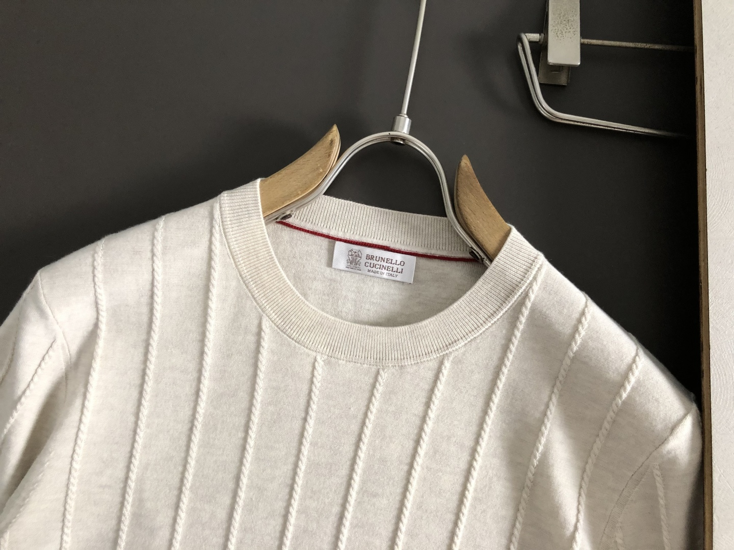 Loro Piana*尺码M-xxxl 属性 2026秋冬针织衫 男士轻奢圆领针织短袖，柔和米杏色调，整件衣身采用立体竖