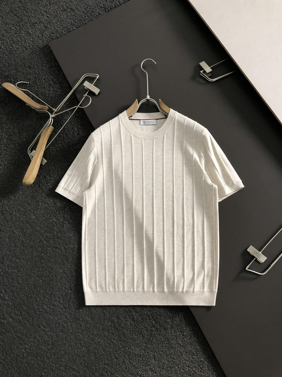 Loro Piana*尺码M-xxxl 属性 2026秋冬针织衫 男士轻奢圆领针织短袖，柔和米杏色调，整件衣身采用立体竖