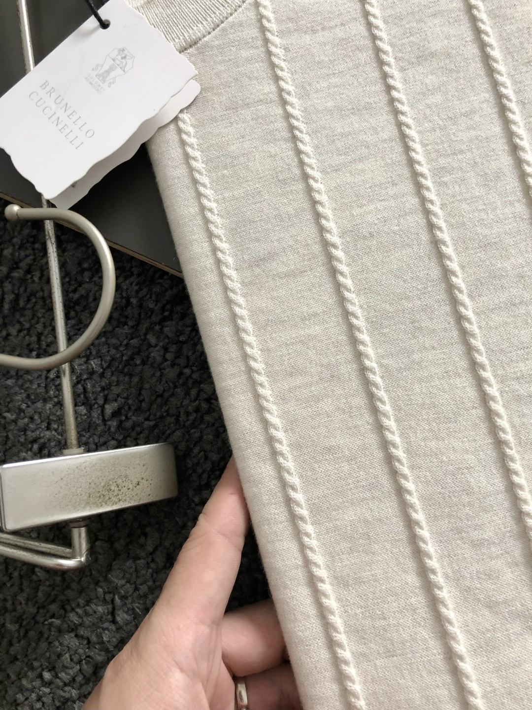 Loro Piana*尺码M-xxxl 属性 2026秋冬针织衫 男士轻奢圆领针织短袖，柔和米杏色调，整件衣身采用立体竖