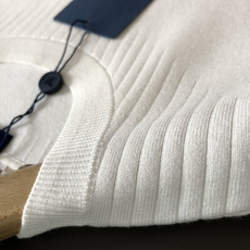 L牌*尺码M-xxxxl 属性 2026秋冬针织衫 成分 针织品 轻奢男士圆领针织短袖,纯净米白底色,上身干净通透。领口 L牌*尺码M-xxxxl 属性 2026秋冬针织衫 成分 针织品 轻奢男士圆领针织短袖,纯净米白底色,上身干净通透。领口
